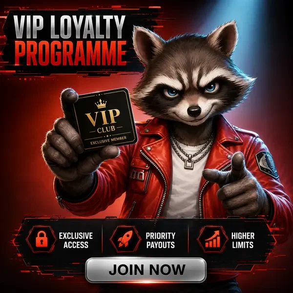 Anthropomorpher Waschbär in Bikerjacke hält VIP-Club-Karte beim Rockyspin Treueprogramm